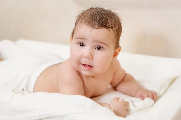 Bebê Caucasiano Deitado Estômago Mesa Troca Bebê Lençol Branco — Fotografia de Stock