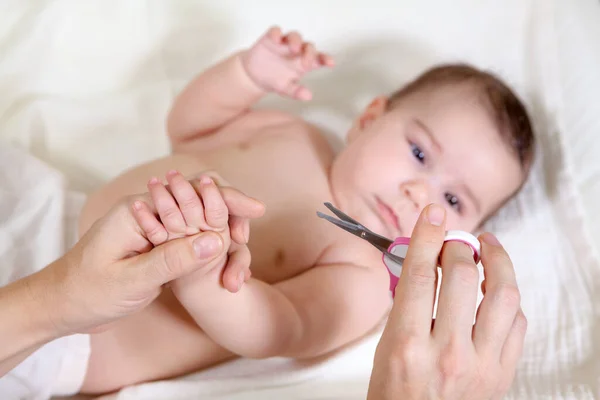 Madre Tenendo Piccole Dita Del Suo Bambino Taglio Con Forbici — Foto Stock