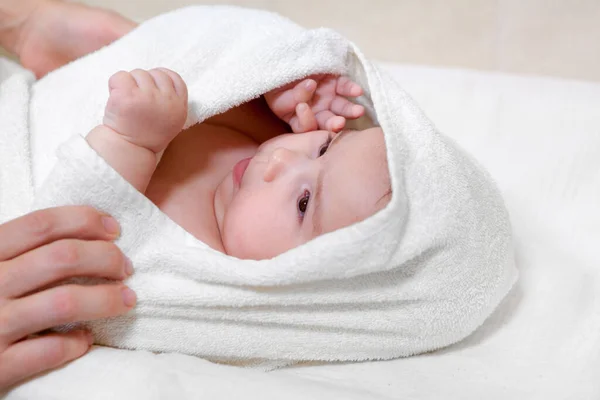 Mani Della Madre Che Tengono Suo Piccolo Bambino Dopo Bagno — Foto Stock