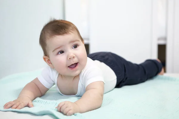 Baby Junge Versucht Auf Bauch Bett Kriechen Lächelndes Säuglingsporträt — Stockfoto