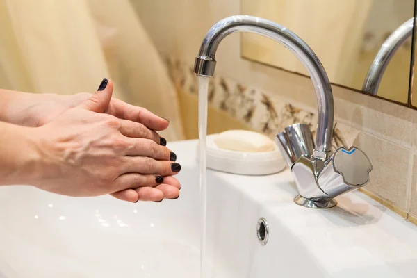 Kobieta Dokładnie Myje Ręce Mydłem Gorącej Wodzie Widok Bliska — Zdjęcie stockowe