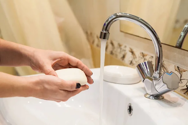 Kobieta Myje Ręce Mydłem Wodą Umywalce — Zdjęcie stockowe