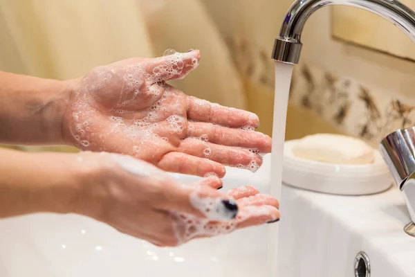 Person Hält Seine Hände Mit Seifenschaum Unter Wasserstrahl Nahsicht — Stockfoto