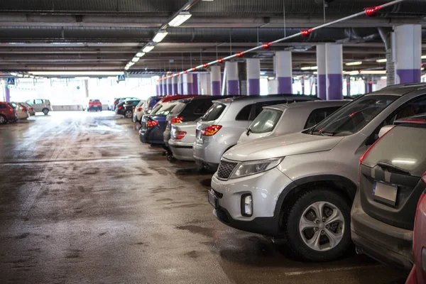 Лінія Багатокористувацької Парковки Повна Припаркованих Автомобілів Червоне Світло Над Кожним — стокове фото