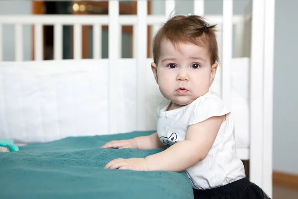 Menina Bebê Olhando Para Câmera Uma Criança Caucasiana Está Quarto — Fotografia de Stock