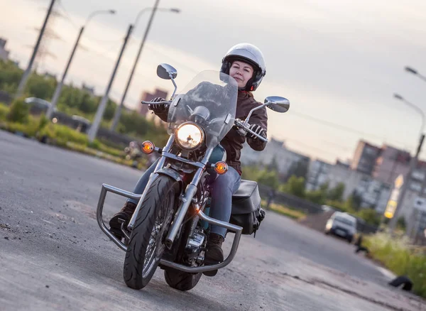 Женщина Мотоциклист Едет Своем Мотоцикле Дороге — стоковое фото