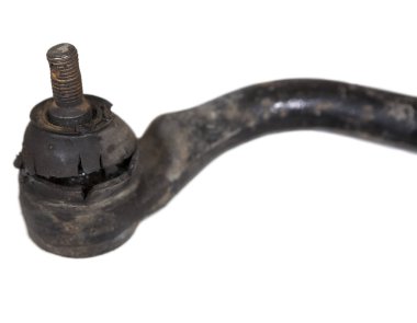 Paslı bir bağlantı çubuğunun ucu eski kesilmiş kauçuk, beyaz arka planda izole edilmiş.