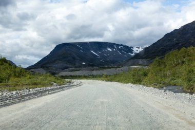 Geniş toprak yol, Kuzey Rusya 'daki Kola yarımadası olan Khibiny Massif' in merkezine gidiyor.