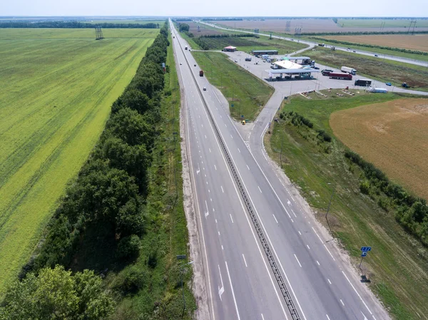 Widok Lotu Ptaka Długiej Prostej Autostradzie Stacją Benzynową Między Dwoma — Zdjęcie stockowe