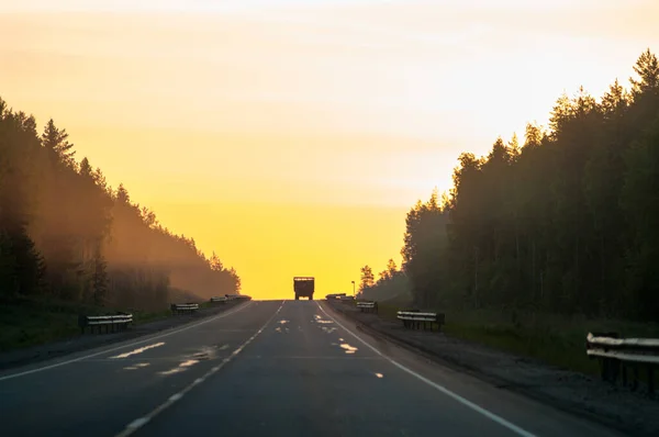 Odjeżdżając Ciężarówka Sylwetka Jest Horyzoncie Ciężarówka Jest Odległość Autostradzie Świetle — Zdjęcie stockowe