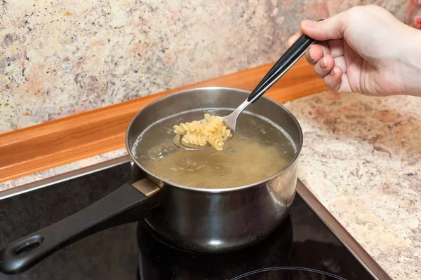 Man Cooking Pasta Skillet Electric Touch Glass Panel — Stock Photo, Image