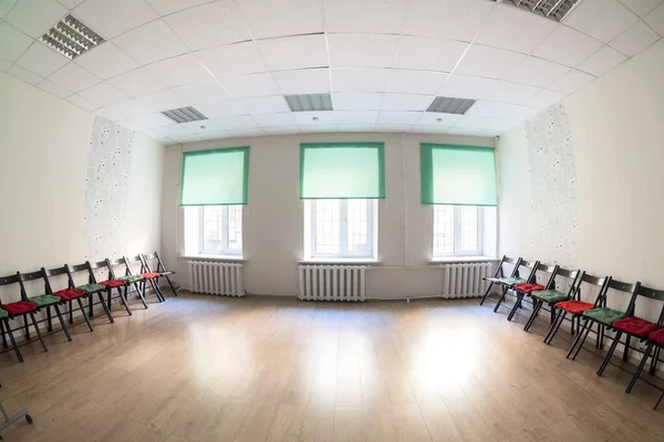 Grande Sala Salão Com Três Janelas Interior Cadeiras Longo Dois — Fotografia de Stock