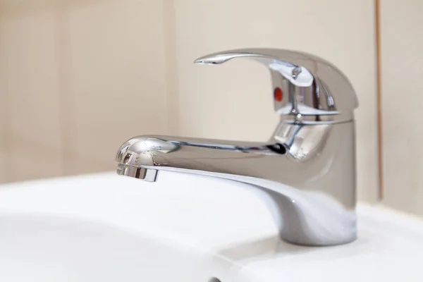 Grifo Agua Inoxidable Lavabo Baño Sanitario Blanco Pared Con Azulejos —  Fotos de Stock
