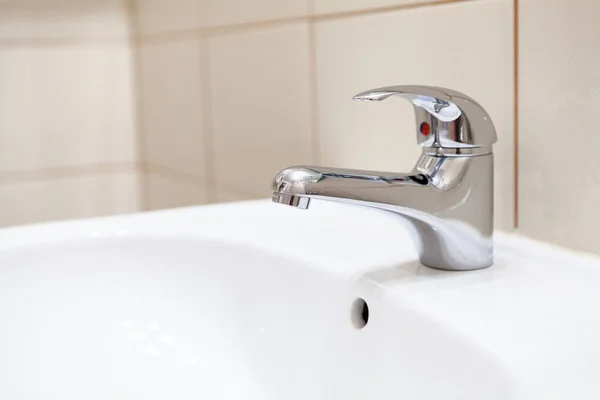 Roestvrij Water Kraan Witte Badkamer Witte Wastafel — Stockfoto