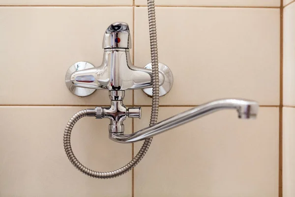 Kranówka Łazienkowa Wężem Stalowym Długą Szyją Prysznicem Ściana Beżowymi Płytkami — Zdjęcie stockowe