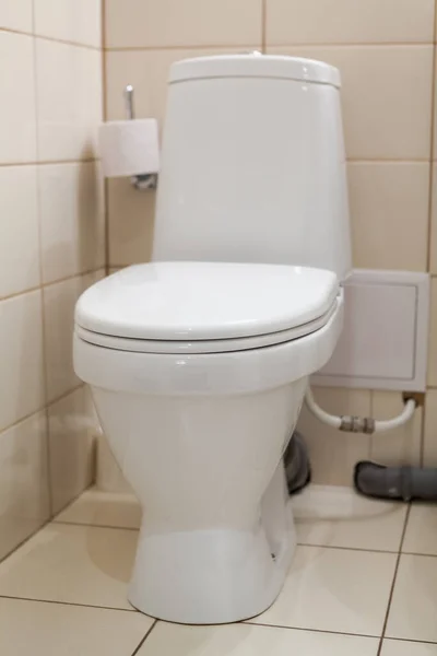 Schone Witte Badkamer Toilet Met Het Deksel Gesloten Een Vooraanzicht — Stockfoto