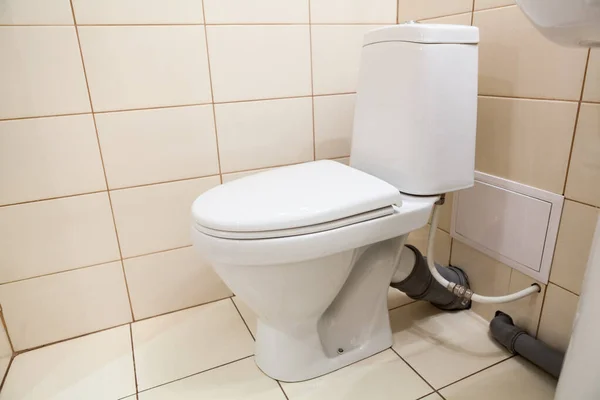 Чистый Белый Туалет Ванной Комнате Закрытой Крышкой Вид Сбоку — стоковое фото