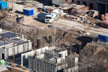 Konut inşaatının inşaatı üzerine beton döküm