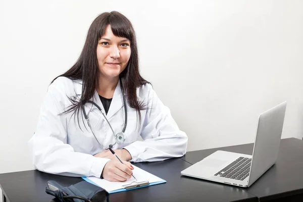 Medico Donna Lavoro Seduto Alla Scrivania Ospedale Clinica Camice Bianco — Foto Stock