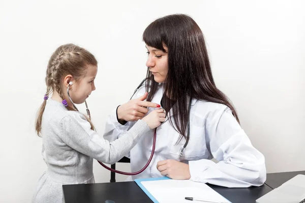 Buon Rapporto Con Bambina Appuntamento Dal Medico Comunica Con Stetoscopio — Foto Stock