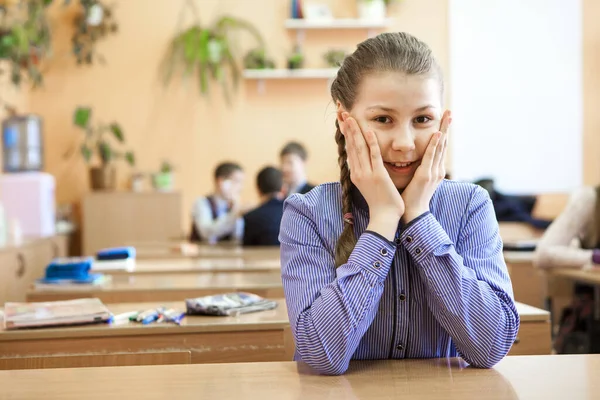 Μαθητής Δημοτικού Κάθεται Στο Γραφείο Στην Τάξη Preteen Κορίτσι Πορτρέτο — Φωτογραφία Αρχείου