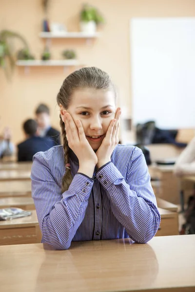 Szkoła Podstawowa Biały Uczeń Siedzi Przy Biurku Klasie Nastolatka Uśmiechnięta — Zdjęcie stockowe