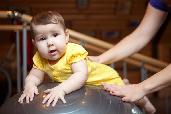 Bebek Kauçuk Spor Salonunda Yatıyor Annesi Küçük Kızıyla Egzersiz Yapıyor — Stok fotoğraf