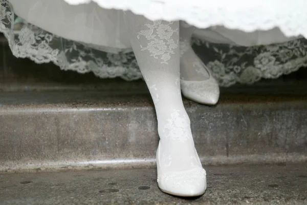 Gambe Della Sposa Scarpe Bianche Collant Che Calpestano Scala Abito — Foto Stock