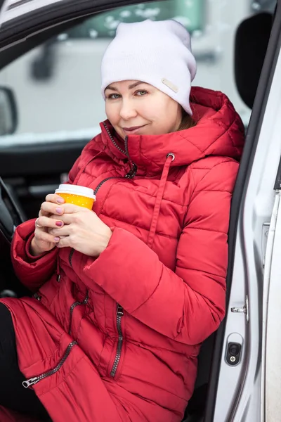 Atractivo Medio Adulto Mujer Sosteniendo Vaso Papel Con Café Caliente —  Fotos de Stock