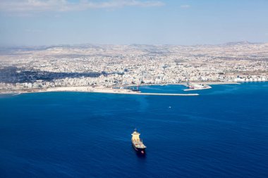 Larnaca şehrindeki hava manzarası ve Kıbrıs adasındaki ana liman. Limandan gelen kuru kargo gemisi.