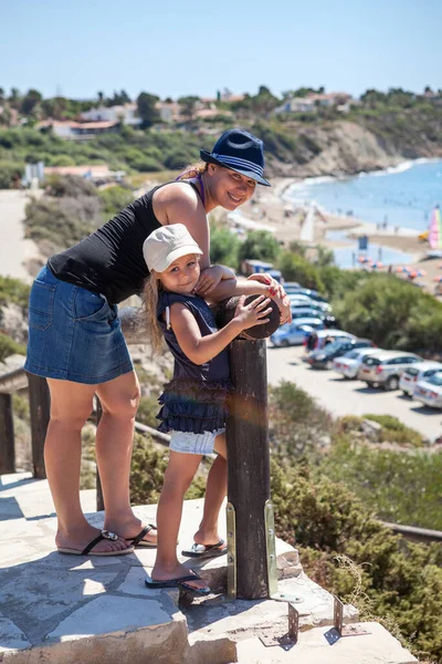 Madre Joven Con Hija Pequeña Llegó Mar Para Nadar Tomar —  Fotos de Stock