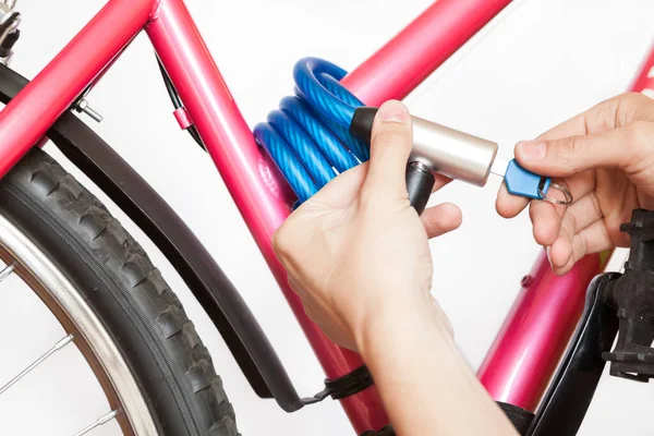 Menschliche Arme Zur Befestigung Des Fahrradschlosses Auf Rosa Rahmen Kabelschloss — Stockfoto