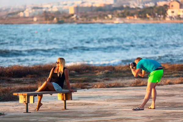 Man Photographing Woman Siting Bench Sea Shore Sundown Loving Couple — Stock Photo, Image