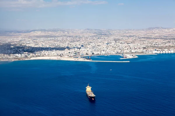 Luchtfoto Bij Larnaca Stad Main Harbor Het Eiland Cyprus Vrachtschip — Stockfoto