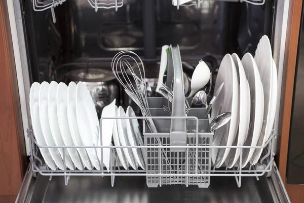 Çift Taraflı Bulaşık Makinesi Beyaz Tabaklar Çelik Kaşıklar Çatallar Bıçaklar — Stok fotoğraf