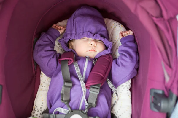 Slapende Baby Jongen Portret Liggend Het Rijtuig Vastgemaakt Met Veiligheidsgordel — Stockfoto