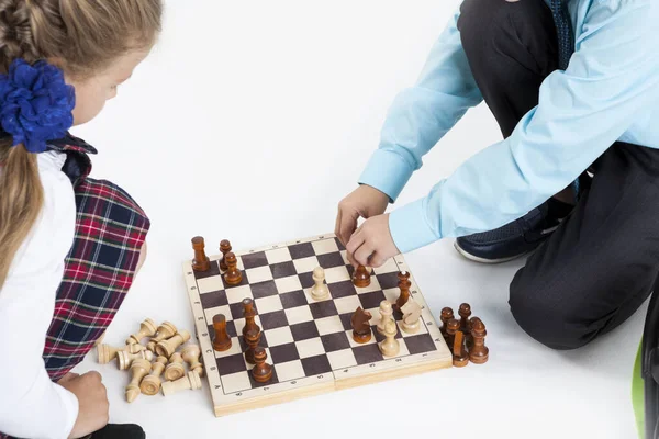 西洋棋木制棋盘近景 结束游戏 男孩和女孩玩 白色背景 — 图库照片