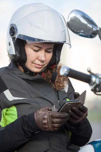 Mulher Motociclista Viajante Encontrar Localização Dispositivo Navegação Sentado Sua Moto — Fotografia de Stock