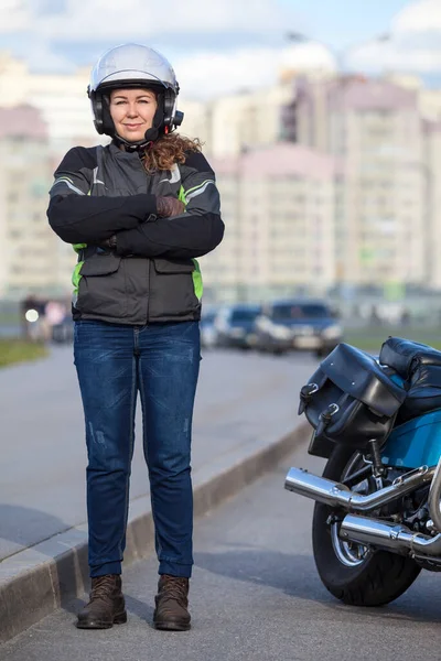 오토바이를 여자가 가슴에 십자가 전체긴 초상화를 오토바이 근처에 길가에 — 스톡 사진