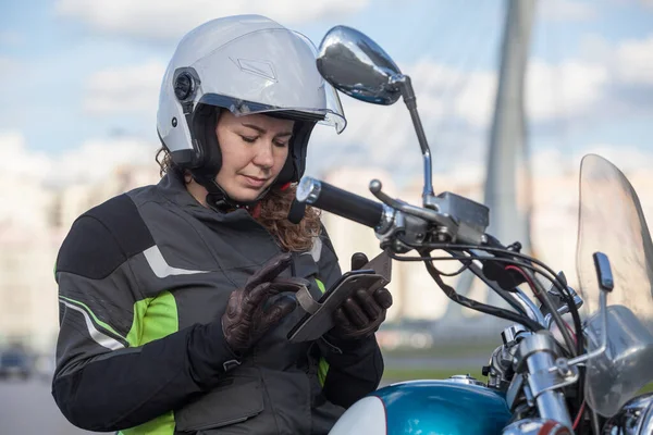 오토바이를 여행하던 여자가 자전거를 장치에서 위치를 — 스톡 사진