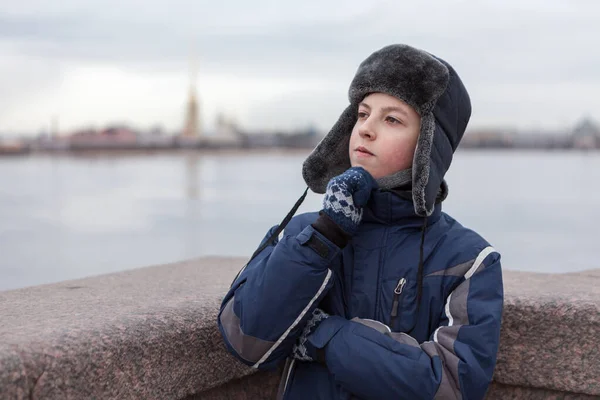 Teenager Oblečený Teplé Sako Klobouk Klapkami Uši Myšlení Peter Paul — Stock fotografie