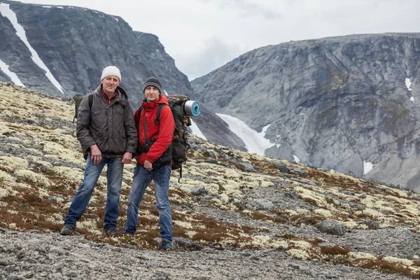 Oudere Jonge Backpakers Staan Bergen Wandelen Samen Kopiëren Ruimte — Stockfoto