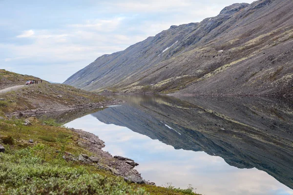 Belas Vistas Caminho Através Das Montanhas Khibiny Lago Calmo Tundra — Fotografia de Stock