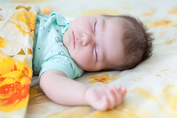 Neugeborenes Kaukasisches Kind Schläft Kinderbett Mit Decke Bedeckt Nahsicht Auf — Stockfoto