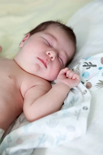 Doce Bebê Recém Nascido Mês Dormindo Costas Berço Mão Para — Fotografia de Stock