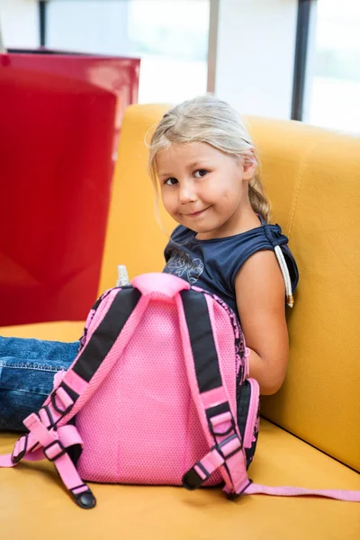 Jong Gebruind Meisje Zitten Luchthaven Lounge Met Haar Kleine Roze — Stockfoto