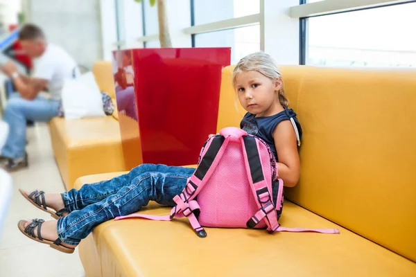 Jovem Chata Sentada Lounge Aeroporto Sofá Com Sua Pequena Mochila — Fotografia de Stock