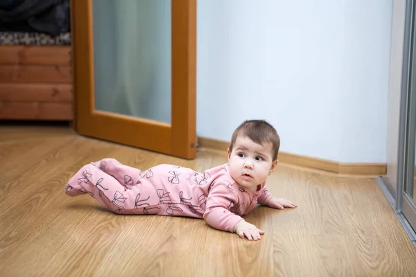 Hat Hónapos Baba Megpróbál Kúszik Laminált Padló Háztartási Szobában Oldalnézet — Stock Fotó