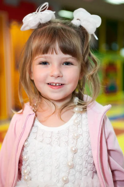 Cinco Años Niña Retrato Mirando Cámara Sonriendo — Foto de Stock