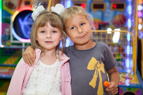 Dos Niñas Abrazando Amigos Retrato Parque Infantil Fiesta Cinco Años —  Fotos de Stock